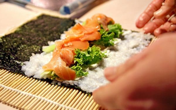 sushi roll de salmón
