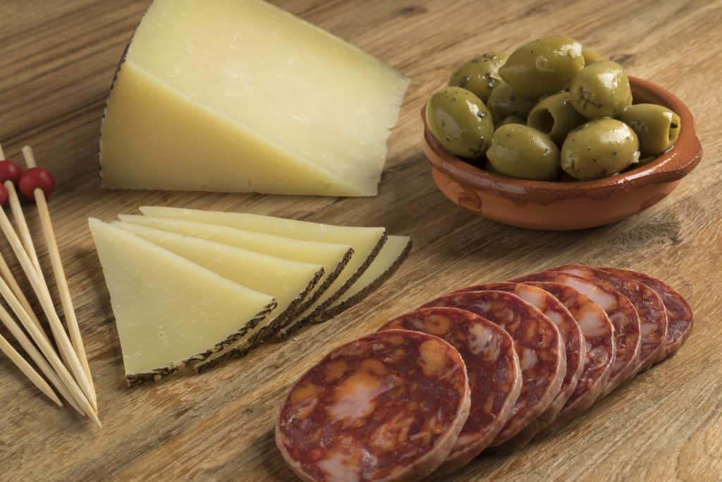 Tapas españolas tradicionales con salame y queso manchego