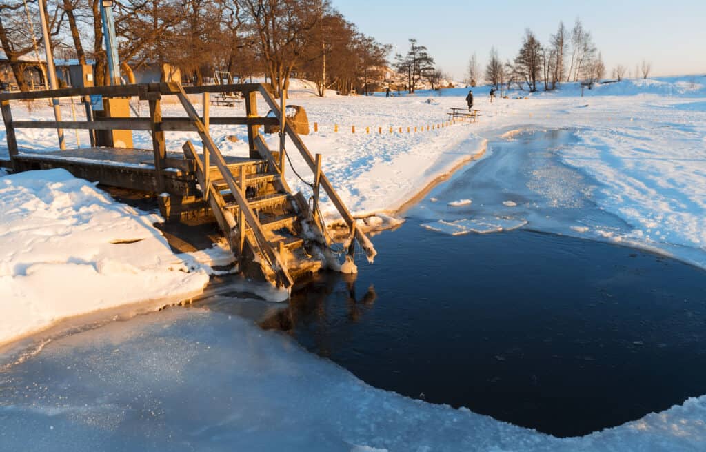 Nadar en agujero en el hielo luego del sauna es una costumbre Sueca y de otras partes de Europa del Este y Norte