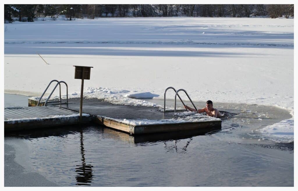 Nadar en invierno en Suecia, desnudos en el hielo o agua fría después del sauna