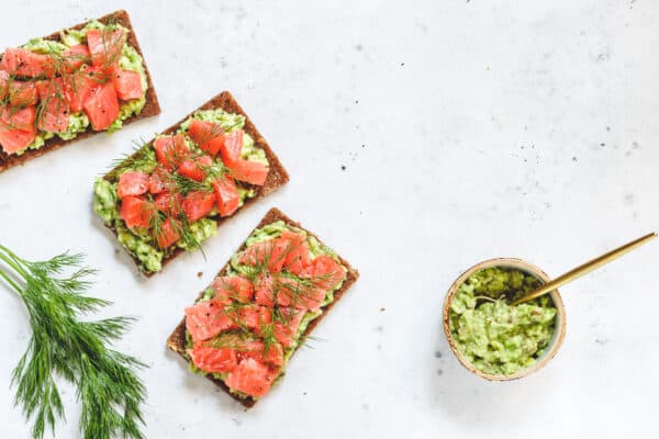 bruschettas de salmón ahumado y avocado